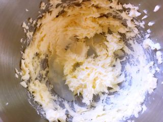 花朵杏仁塔,分次加入凉透的牛奶砂糖水，每加一次牛奶糖水，就用打蛋器打发均匀后再加入第二次
