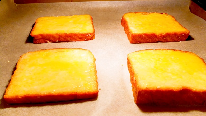 快手早餐～黄金土司片,放进预热好的烤箱里面，中层，上下火180度十五分钟左右