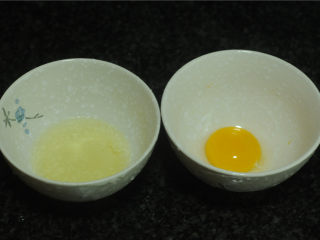 双色鸡蛋拌菜,鸡蛋清河鸡蛋黄分别装入容器