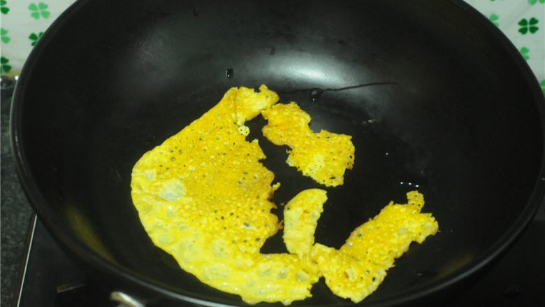 双色鸡蛋拌菜,分别将鸡蛋清和鸡蛋黄简称饼