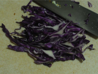 双色鸡蛋拌菜,紫甘蓝切成丝