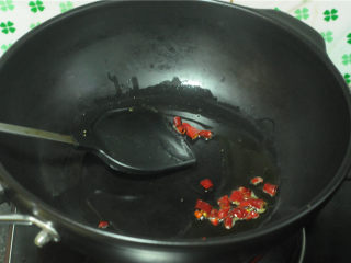 双色鸡蛋拌菜,油锅烧热，倒入少许剁辣椒炒出香味
