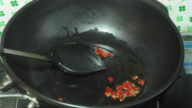 双色鸡蛋拌菜,油锅烧热，倒入少许剁辣椒炒出香味