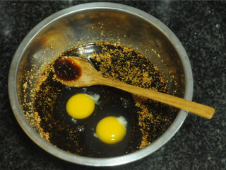 马拉糕,将鸡蛋倒入液体里，拌匀