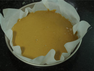 马拉糕,固定的八寸蛋糕磨具里面放上油纸，将液体倒进去，如果没有油纸，模具里面刷上植物油也能达到不沾的效果