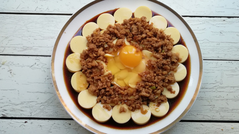 【肉末日本豆腐】,将肉末和汤汁浇在鸡蛋的周围的日本豆腐上