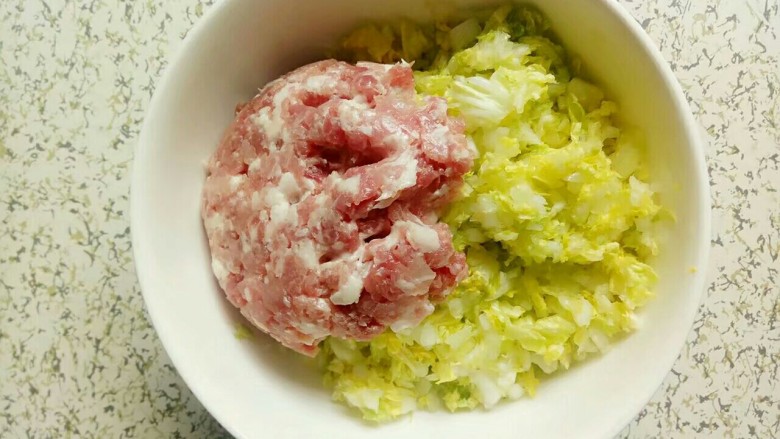 做春卷+粉皮春卷,掉好水的白菜装碗然后加入肉末