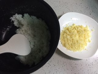 肉松芝士饭团,把米饭蒸熟，切达奶酪擦成丝。