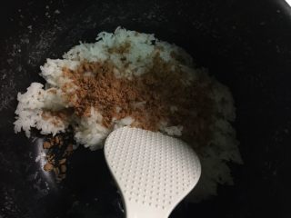 肉松芝士饭团,在米饭中加入肉松，拌匀。