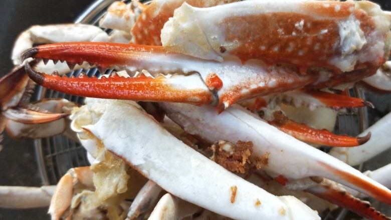 蟹蟹高升吮指海蟹炒年糕,捞出沥干油备用。