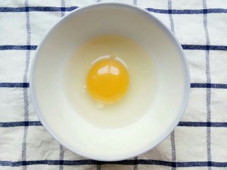 裙带菜鸡蛋汤,鸡蛋打入碗中