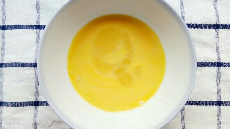 裙带菜鸡蛋汤,鸡蛋搅拌均匀