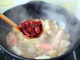 做年货-麻辣烫,打开锅盖放入切段的红干辣椒