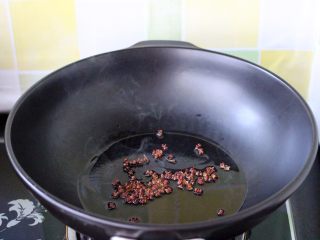 做年货-麻辣烫,炒锅烧至六成热时、倒入花生油烧热后、小火炸香花椒粒