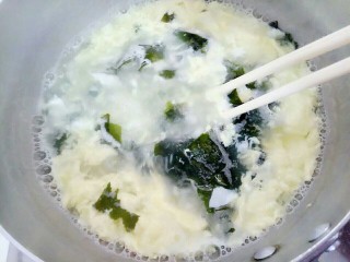 裙带菜鸡蛋汤,加入鸡蛋液后用筷子快速搅拌开来
