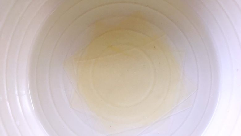 三色堇鲜花慕斯蛋糕（6寸）,慕斯糊冷藏凝固后，再来做镜面层，取一片吉利丁片用冷水泡软