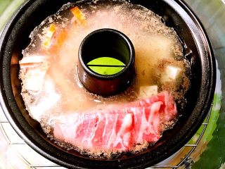 经光波烘焙的韩式部队火锅,使食材浸没于高汤中。