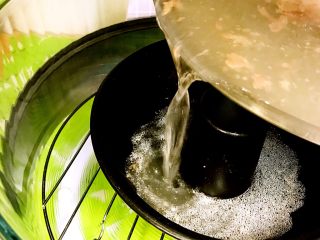 经光波烘焙的韩式部队火锅,将带肉骨棒熬制的高汤倒入光波炉厨宝内。