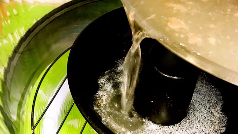 经光波烘焙的韩式部队火锅,将带肉骨棒熬制的高汤倒入光波炉厨宝内。