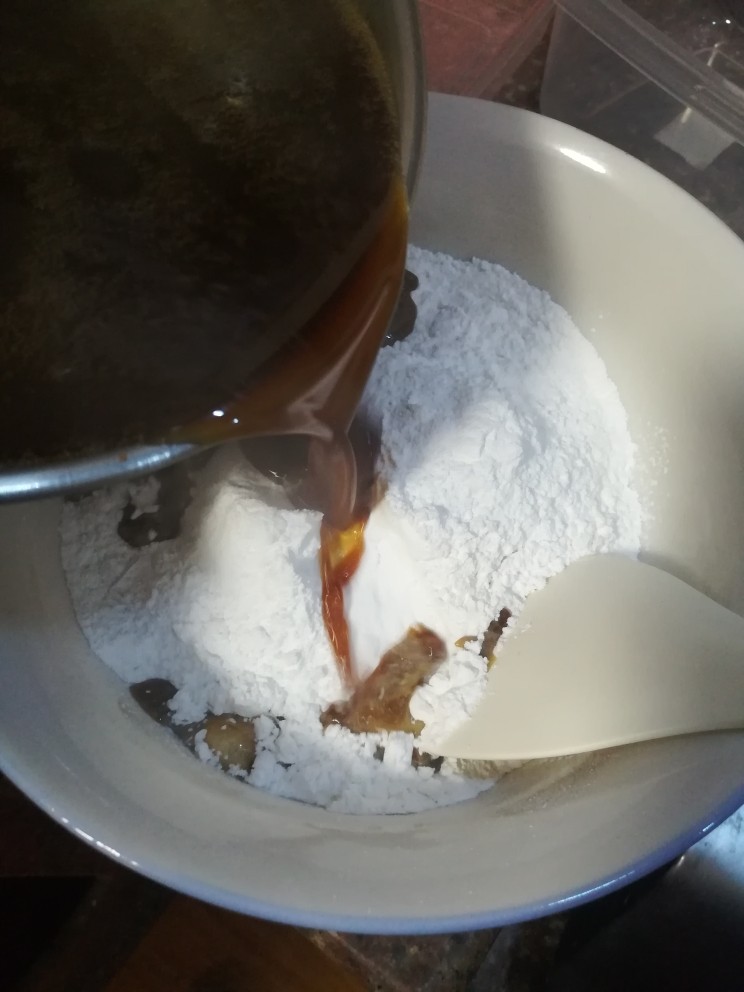 红糖姜汁软糖,把红糖水加入到糯米粉里，搅拌均匀
