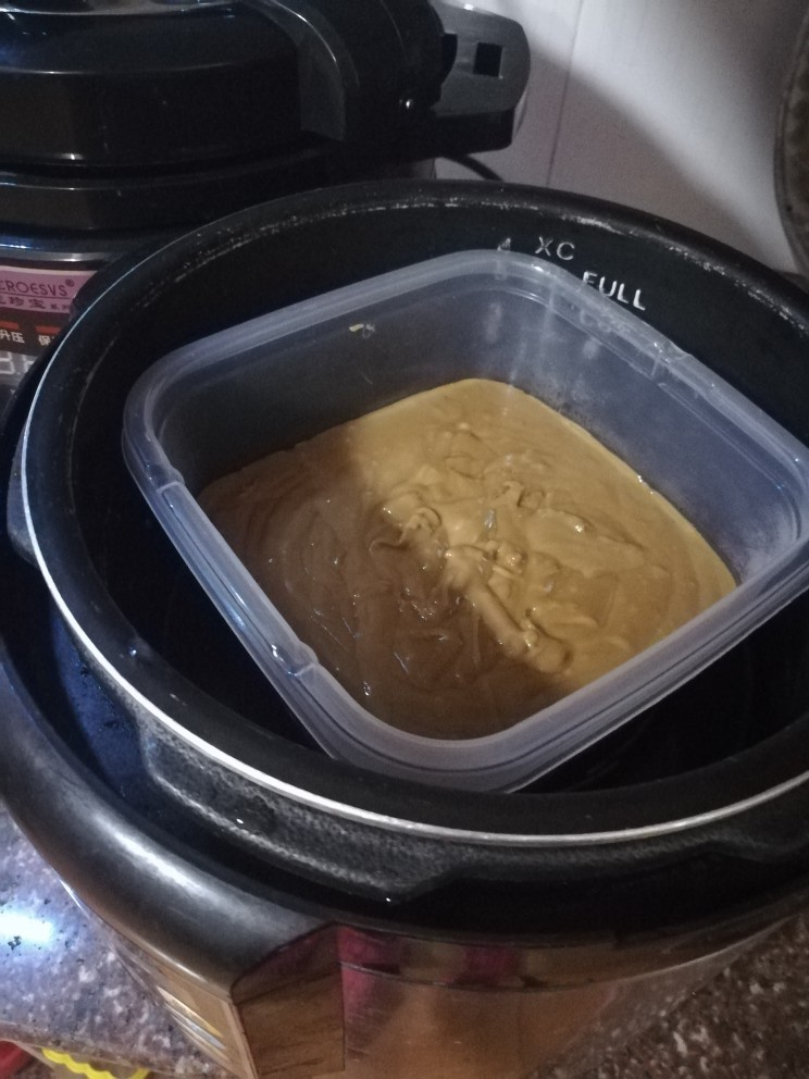 红糖姜汁软糖,电压锅里放水放架子，把糯米糊放进去