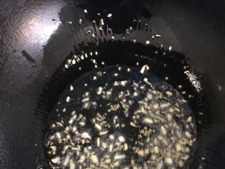 黄金蛋炒饭,锅中加油烧热 放蒜沫炒香