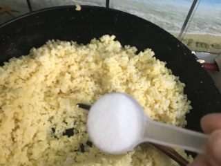 黄金蛋炒饭,加适量盐