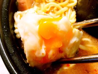 经光波烘焙的韩式部队火锅,喜欢吃溏心鸡蛋的朋友们可以大饱口福。