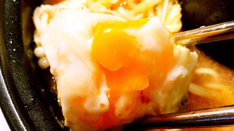 经光波烘焙的韩式部队火锅,喜欢吃溏心鸡蛋的朋友们可以大饱口福。