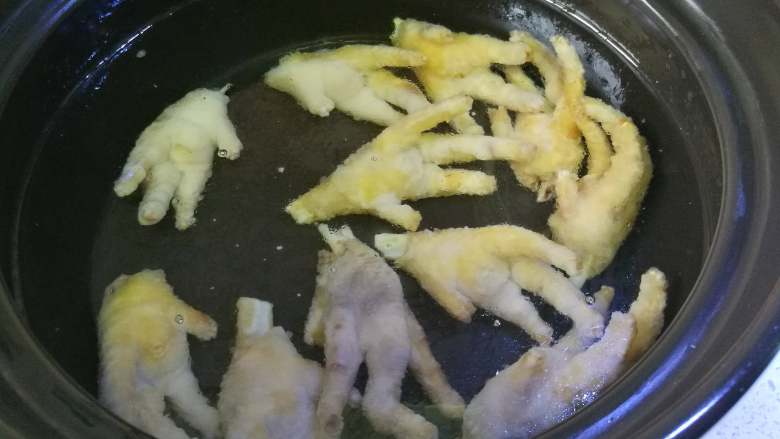 豆豉蒸凤爪,捞出鸡爪沥油放入冷水中泡1小时。