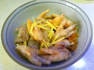 豆豉蒸凤爪,将鸡爪、姜丝放入调料汁碗里。