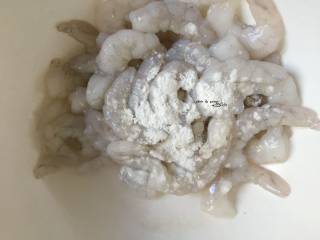 豆豉酱爆虾球,虾仁加入少许生粉，用水反复冲洗干净