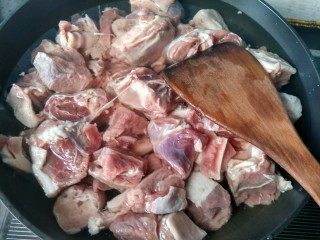 年菜  红红火火过大年&白萝卜猪血炖羊肉,羊肉冷水下锅，焯水。