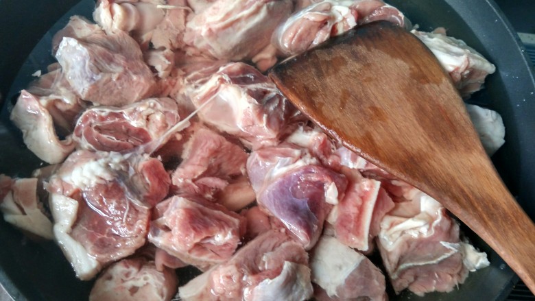 年菜  红红火火过大年&白萝卜猪血炖羊肉,羊肉冷水下锅，焯水。