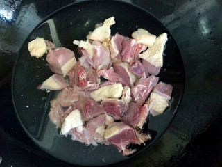 荤素搭配鸭肉炖土豆,鸭肉冷水入锅焯水一下