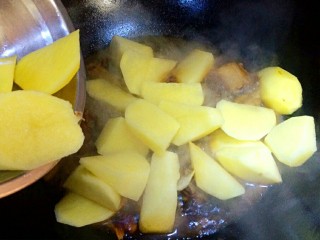 荤素搭配鸭肉炖土豆,鸭肉炖30分钟左右，加入土豆继续炖