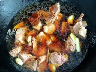 荤素搭配鸭肉炖土豆,加入适量水，没过鸭肉，大火烧开，转小火炖