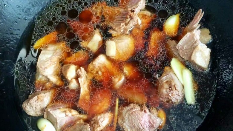 荤素搭配鸭肉炖土豆,加入适量水，没过鸭肉，大火烧开，转小火炖