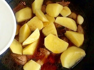 荤素搭配鸭肉炖土豆,汤少了可以再加半碗热水，放点盐，(加水记得是热水，不要中途加入冷水哦)