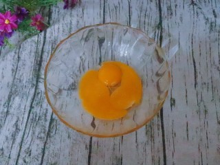 宝宝辅食  松软好吃的肉松贝贝,分离好后把蛋清可以放冰箱里冷藏会，然后蛋黄里倒入食用油。