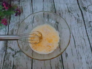 宝宝辅食  松软好吃的肉松贝贝,然后用手动打蛋器搅拌到油奶完全混合。