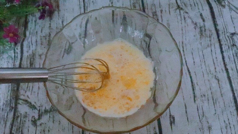 宝宝辅食  松软好吃的肉松贝贝,然后用手动打蛋器搅拌到油奶完全混合。