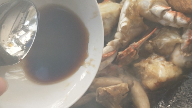 蟹蟹高升吮指海蟹炒年糕,倒入碗汁。