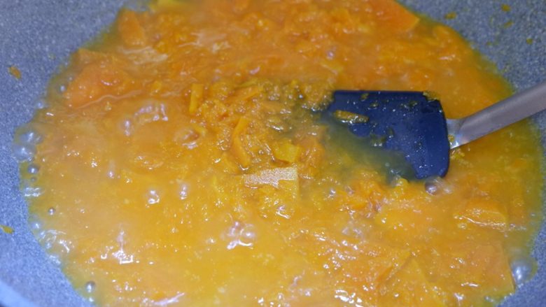 快手早餐—黄金芝士意面,打开锅盖，用勺子将南瓜压碎。