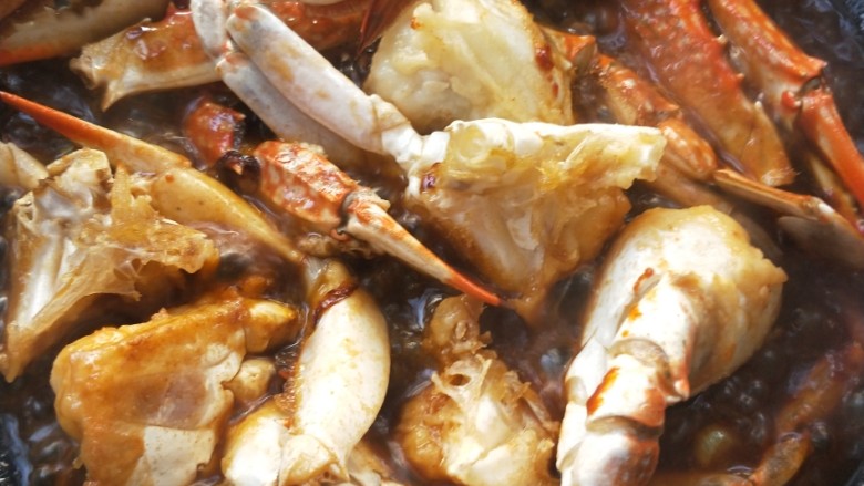 蟹蟹高升吮指海蟹炒年糕,再加适量清水，没过海蟹。