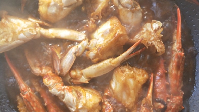蟹蟹高升吮指海蟹炒年糕,煮3-5分钟左右。