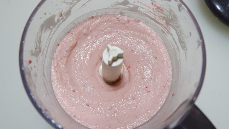 低脂减肥，香蕉树莓冰淇凌,继续搅打至细腻