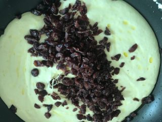 手工牛轧饼,稍微凉一下就加入切好的蔓越莓干，别要太大了，分不均匀。