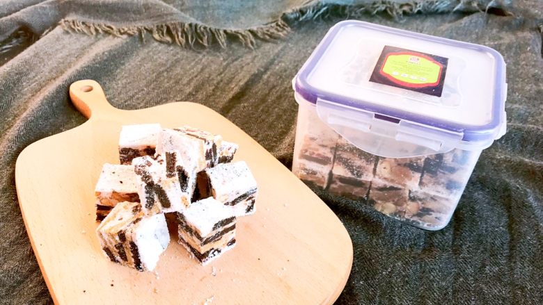 奥利奥雪花酥,也可以切成小块，放在保鲜盒或保鲜袋里面保存，避免受潮影响口感，做好的成品有1000克。