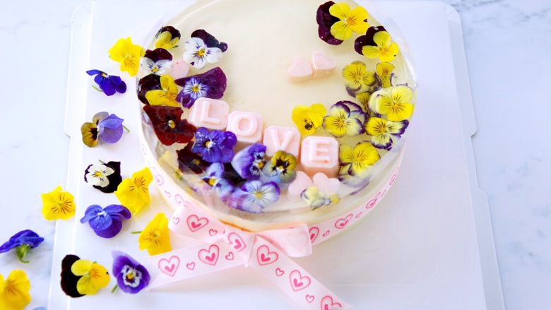 三色堇鲜花慕斯蛋糕（6寸）,情人节送一份鲜花慕斯蛋糕，颜值高还可以吃